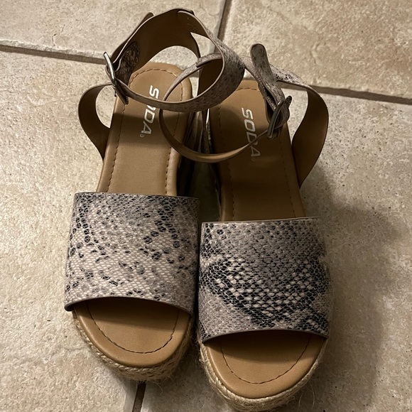 Soda Espadrilles - Picture 2 of 11